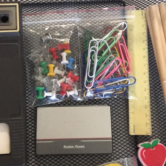 Mesh letter tray and office supplies - Picture 3 of 7